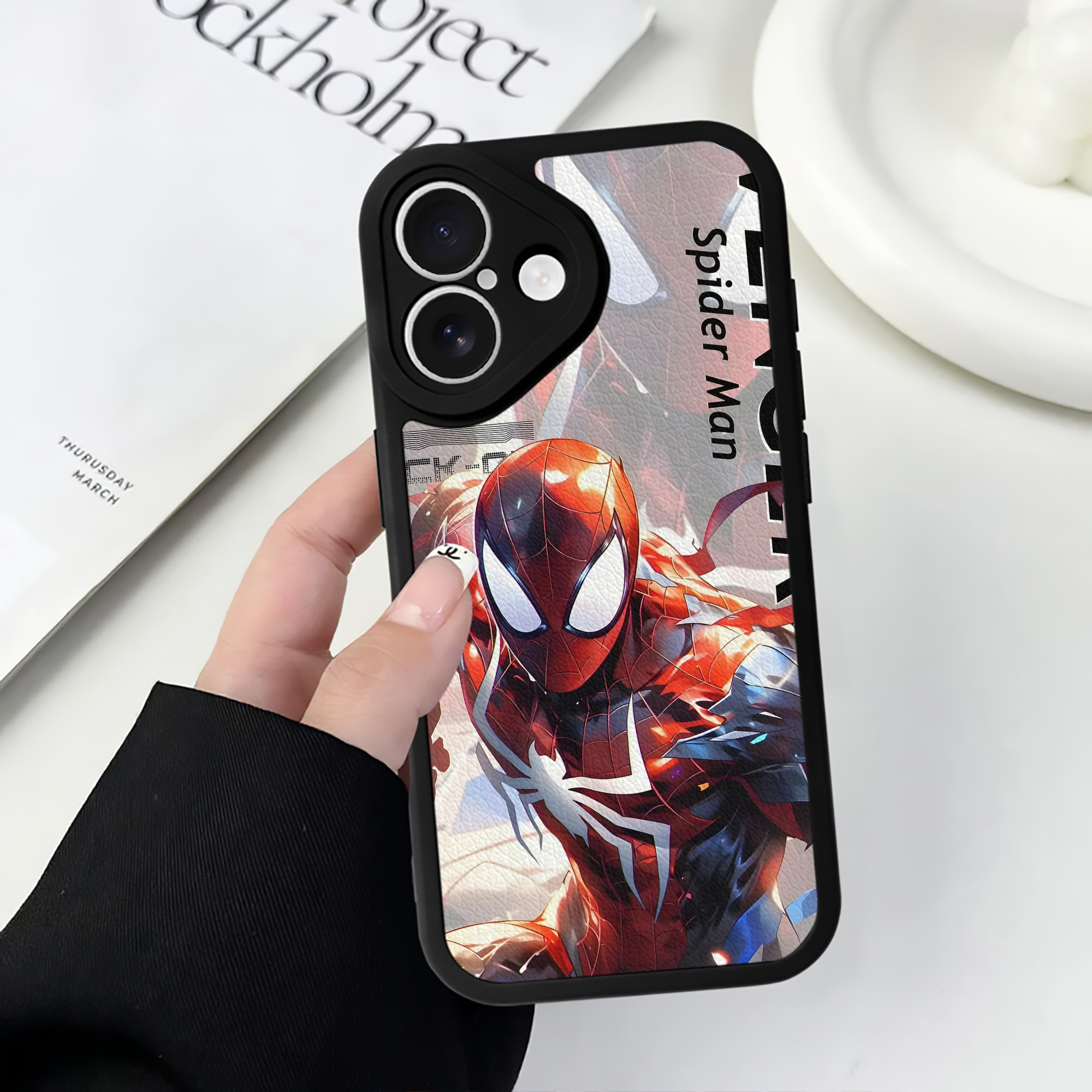 （画像用） アベンジャーズ The Avengers 【iPhone 16シリーズ対応】シリコンスマホケース（レザー調） 材質：シリコン